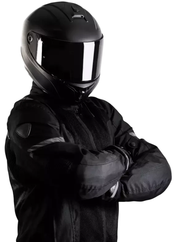 Motard debout avec les bras croisés